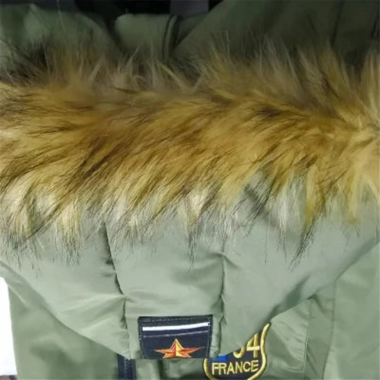 Chaqueta de invierno con capucha para perros, cálida y resistente al agua, con cuello de piel, ropa navideña para perros con insignia, accesorios más gruesos para perros grandes