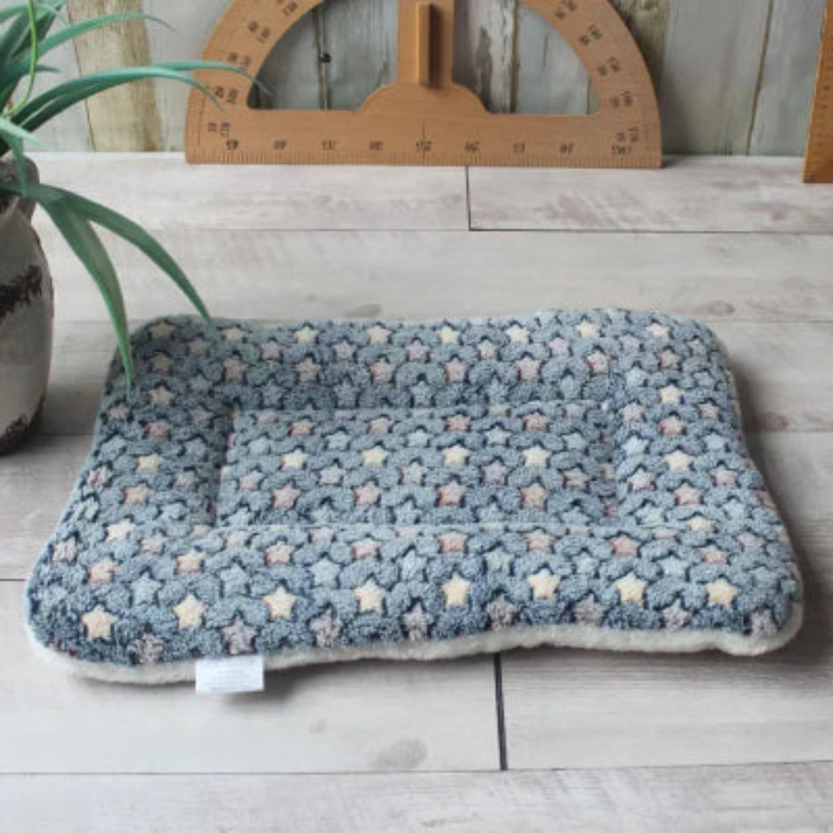 Seasonal Autumn and Winter Thick Pet Mats Cat Mats Dog Mats Blankets Pet Beds Sleeping Mats Seat Cushions Cloth Seat Cushion